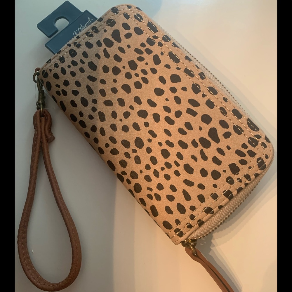 UNIVERSAL THREAD- Wristlet, Cheetah Print, Areas for credit cards,change & bills